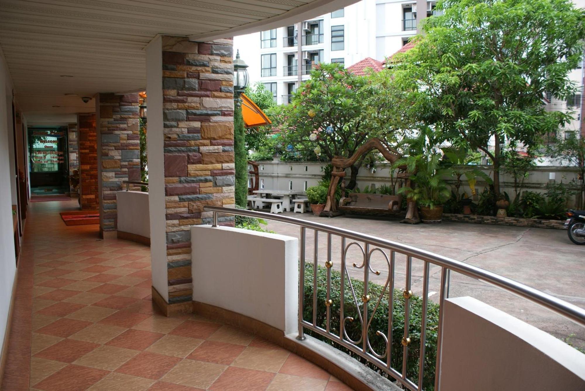 Selina Place Hotel Pattaya Exterior photo